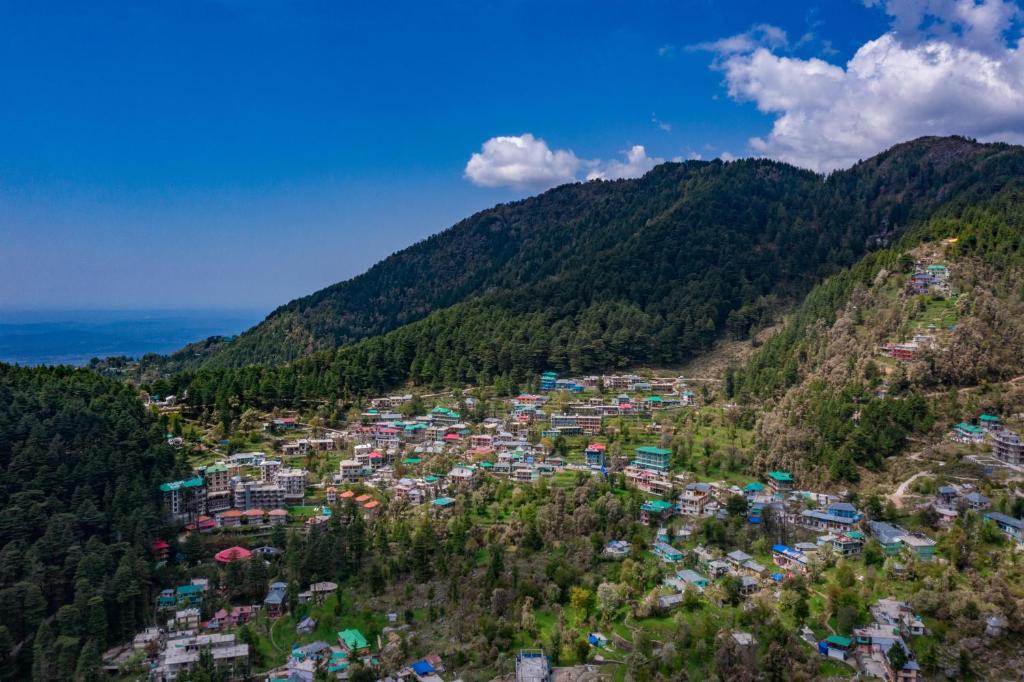una vista aérea de un pueblo en las montañas en Alt Life - Dharamkot (Mcleodganj), en McLeod Ganj