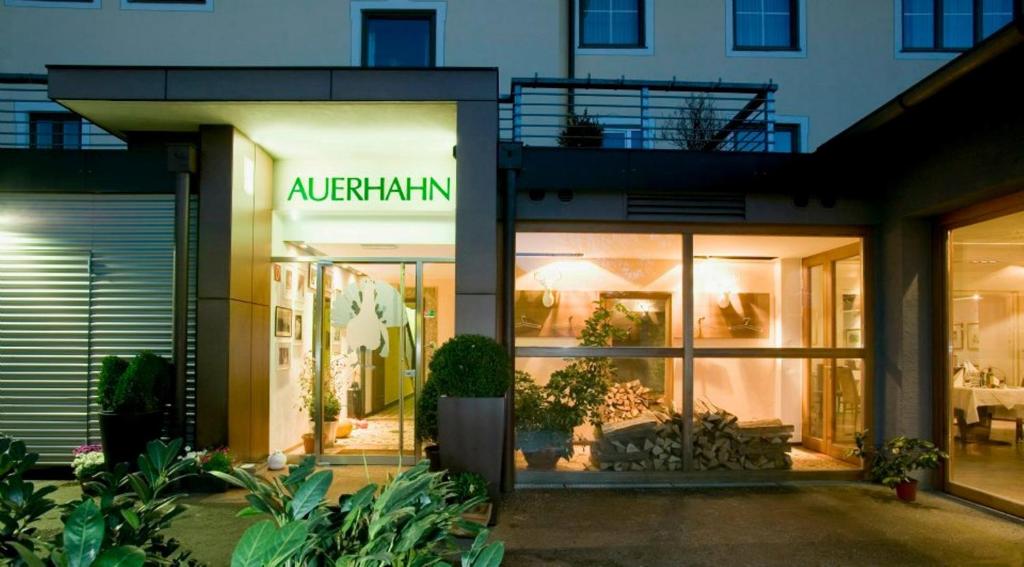 Hotel Restaurant Auerhahn في سالزبورغ: واجهة متجر عليها لافتة مكتوب عليها شقق فندقية