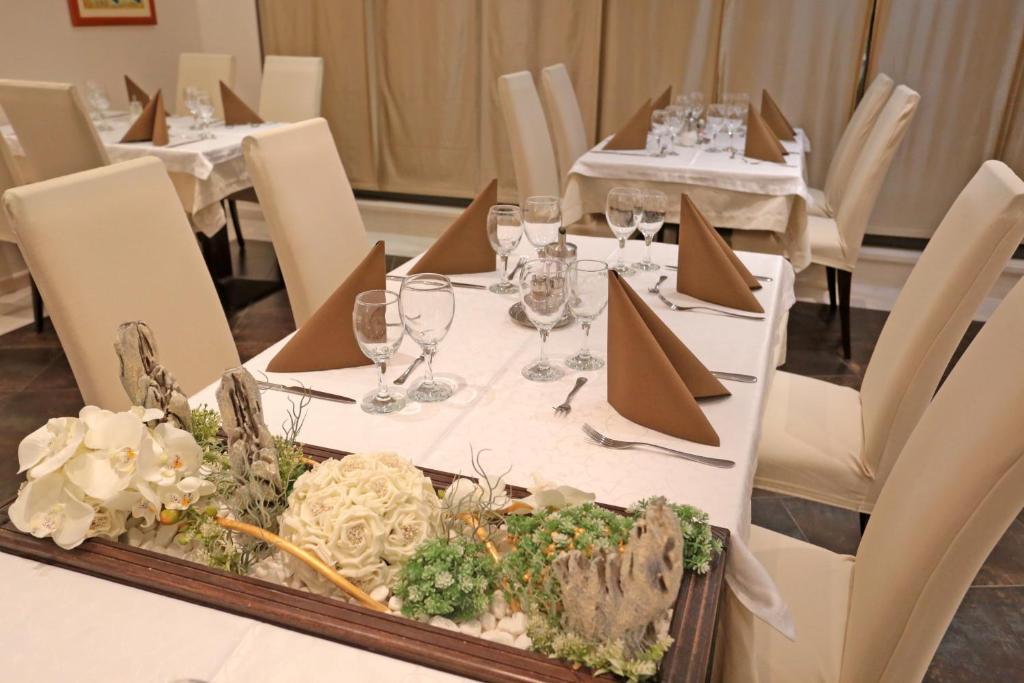 Reštaurácia alebo iné gastronomické zariadenie v ubytovaní Hotel As
