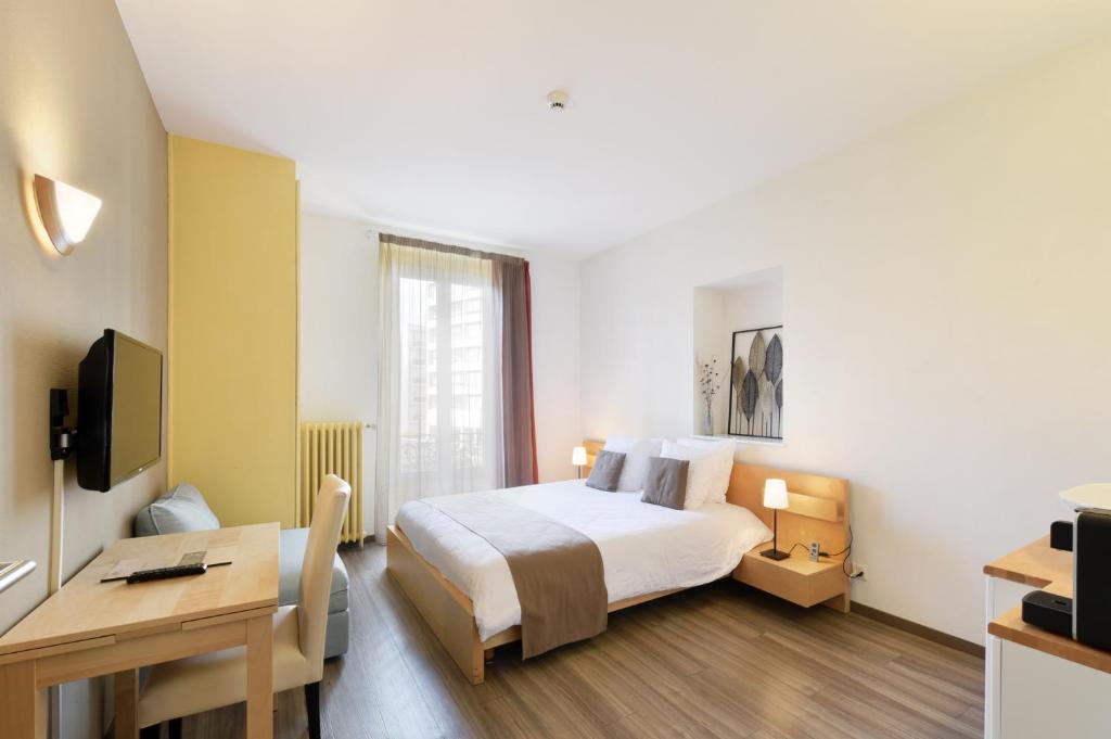 Ein Bett oder Betten in einem Zimmer der Unterkunft Hôtel du Marché