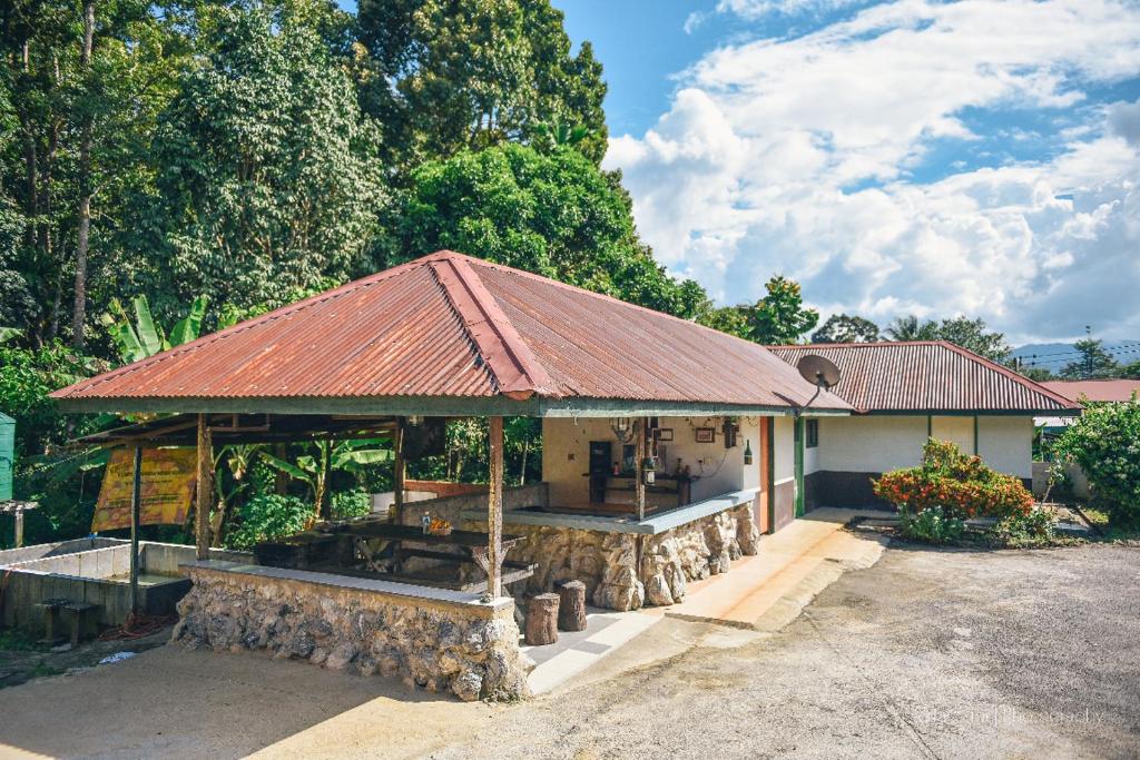 un edificio con un tetto sopra di esso di Basari Guest House a Lundu
