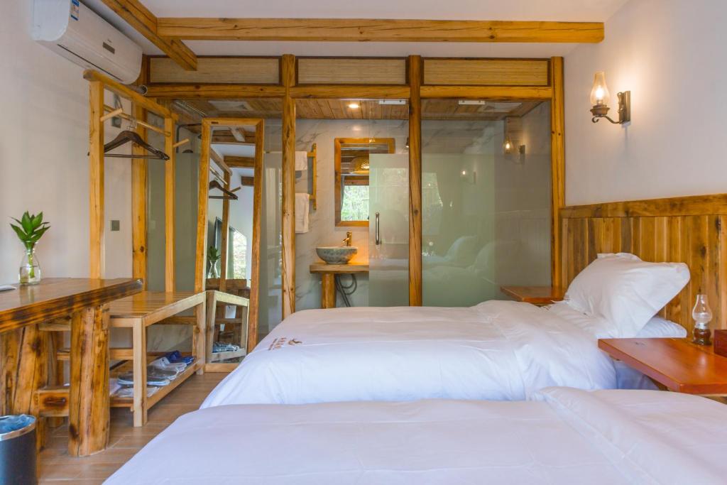 Postel nebo postele na pokoji v ubytování Swallow Nest Guesthouse