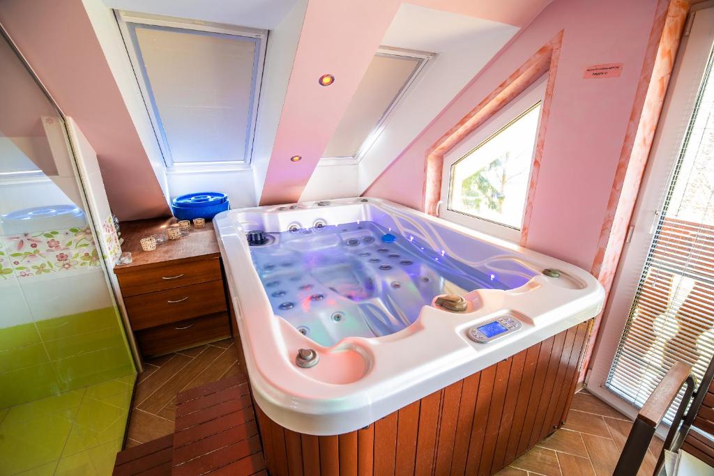 een badkamer met een groot bad in een kamer bij Luxury Apartment Ana with Hot tub in Višnja Gora