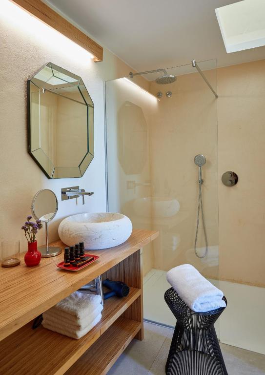 a bathroom with a sink and a shower at Trafalgar Polo Club in El Palmar