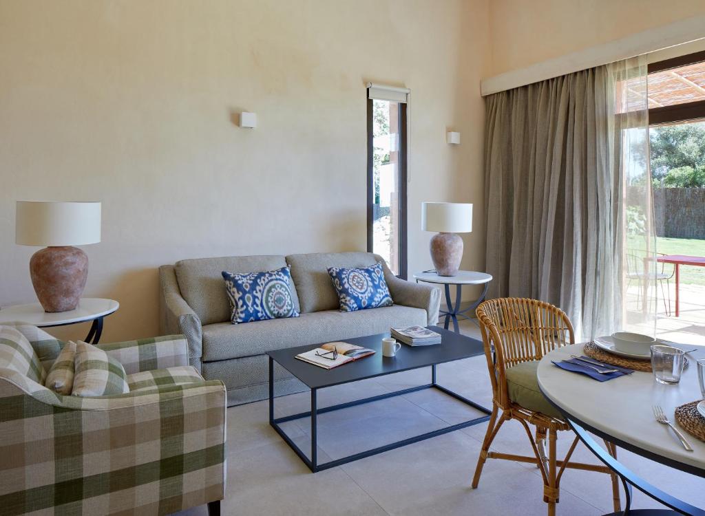 a living room with a couch and a table at Trafalgar Polo Club in El Palmar
