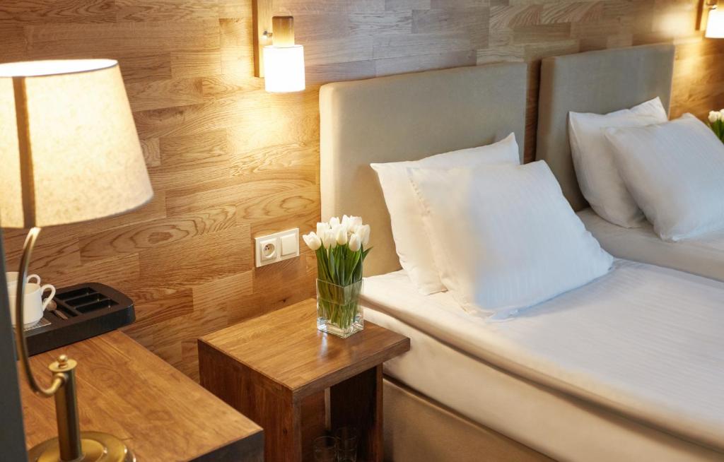 Postel nebo postele na pokoji v ubytování Hotel Batory