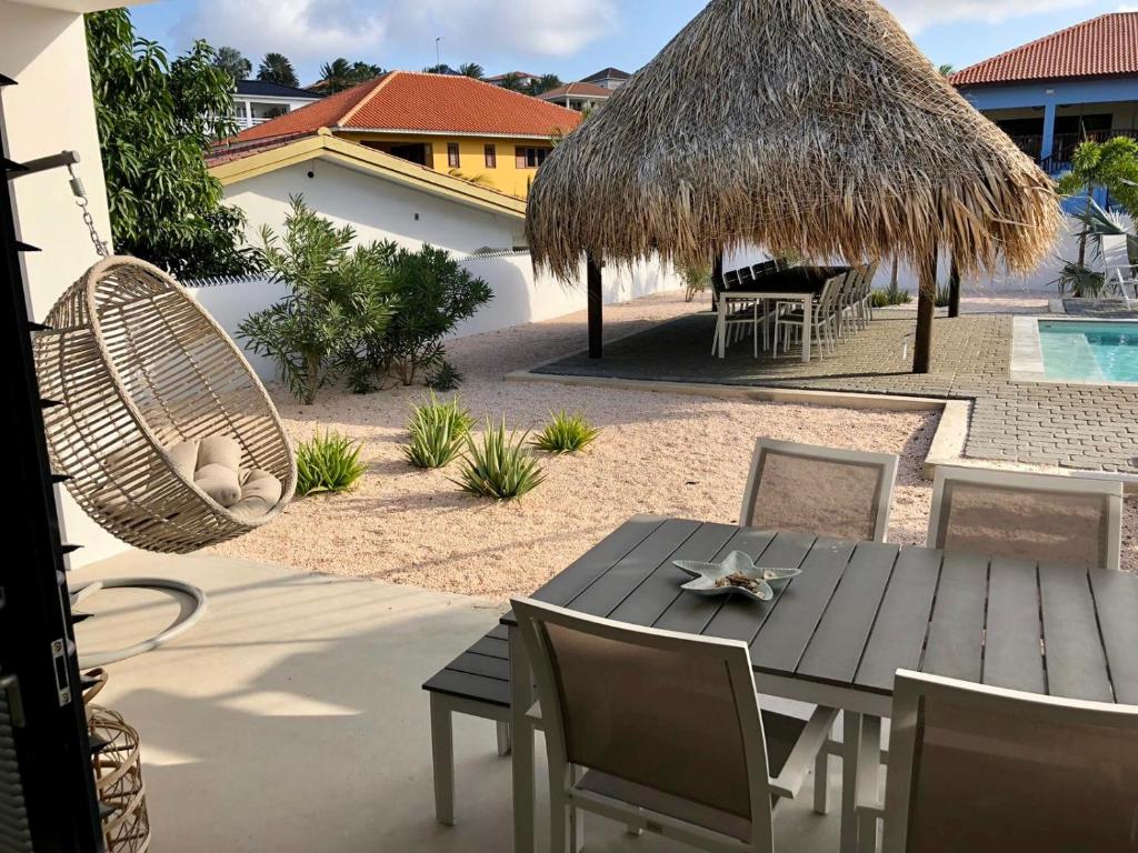 Bazén v ubytování La Vista Luxury Apartment Jan Thiel nebo v jeho okolí