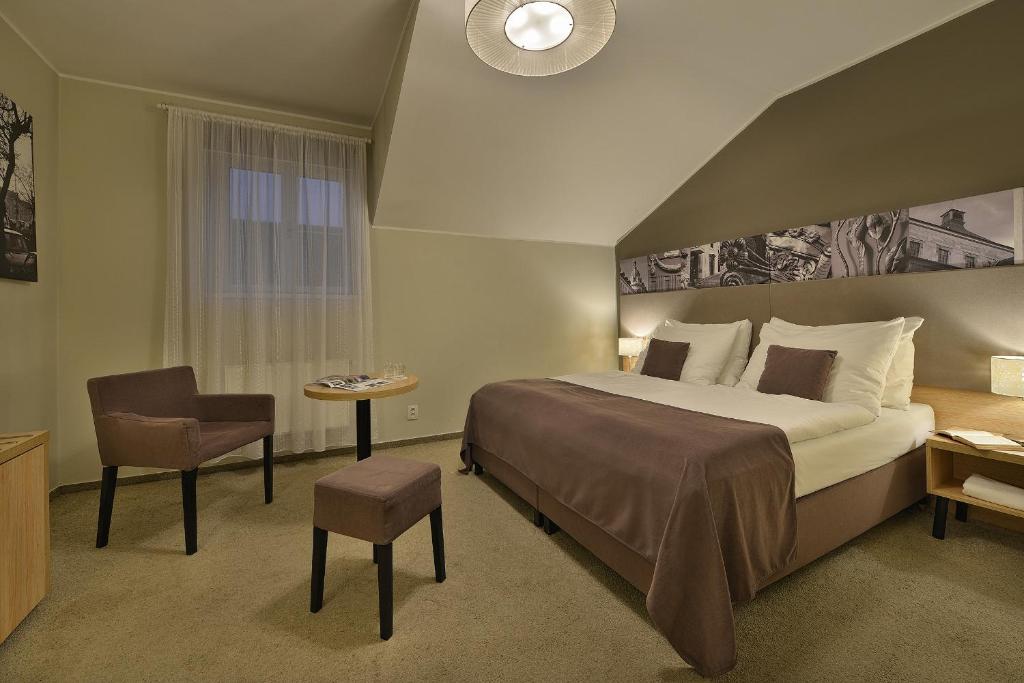 Postel nebo postele na pokoji v ubytování Three Crowns Hotel