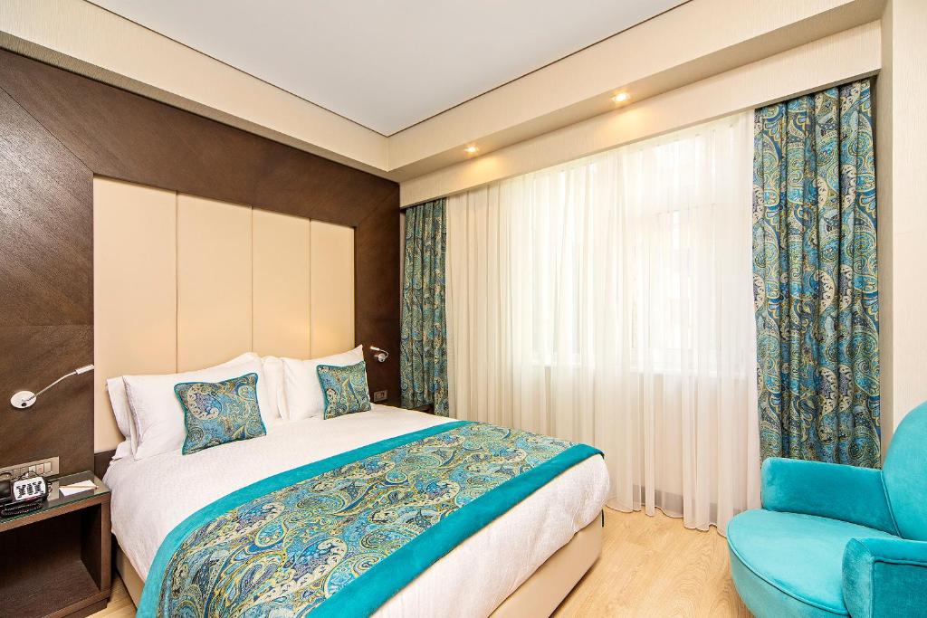 Postel nebo postele na pokoji v ubytování Mukarnas Taksim Hotel