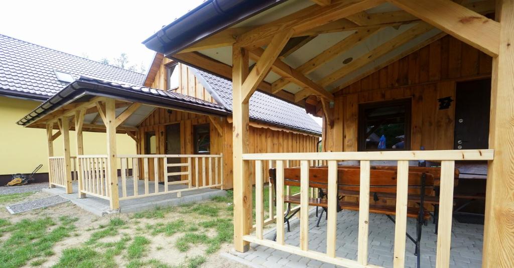 Balkón alebo terasa v ubytovaní Domki w Radawie