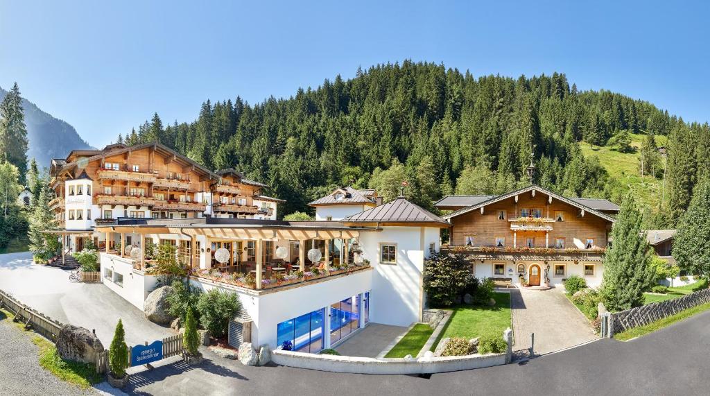 eine Luftansicht eines Resorts in den Bergen in der Unterkunft Habachklause Familien Bauernhof Resort in Bramberg am Wildkogel