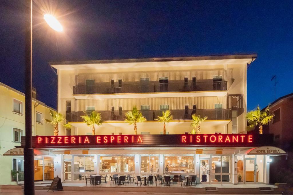 ein Gebäude mit einem Schild, das Pizzeria esperanza liest in der Unterkunft Hotel Esperia in Caorle