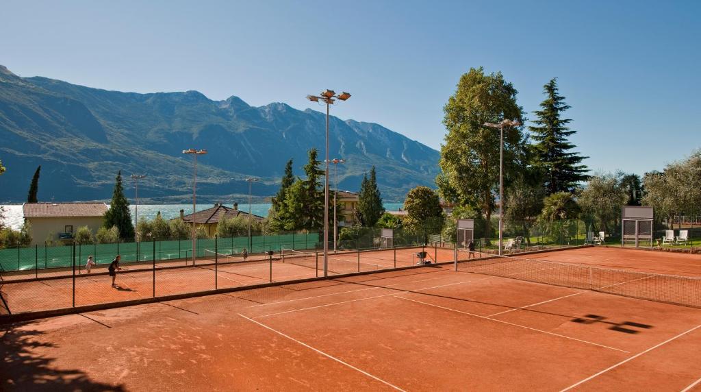 Tenis alebo squash v ubytovaní Hotel Ideal alebo jeho okolí