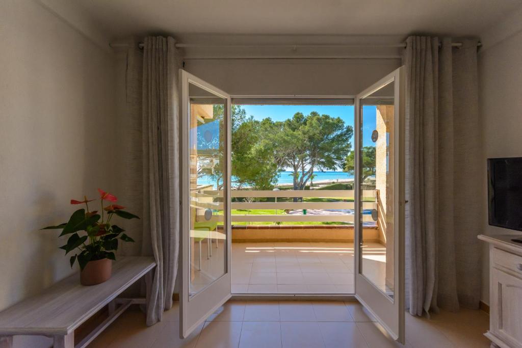 an open door to a balcony with a view at Residencial Guardamar Zeus in Miami Platja