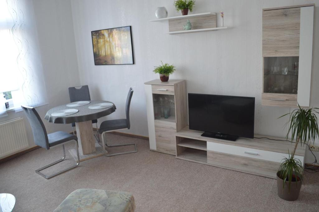 TV a/nebo společenská místnost v ubytování Ferienhaus Schuster