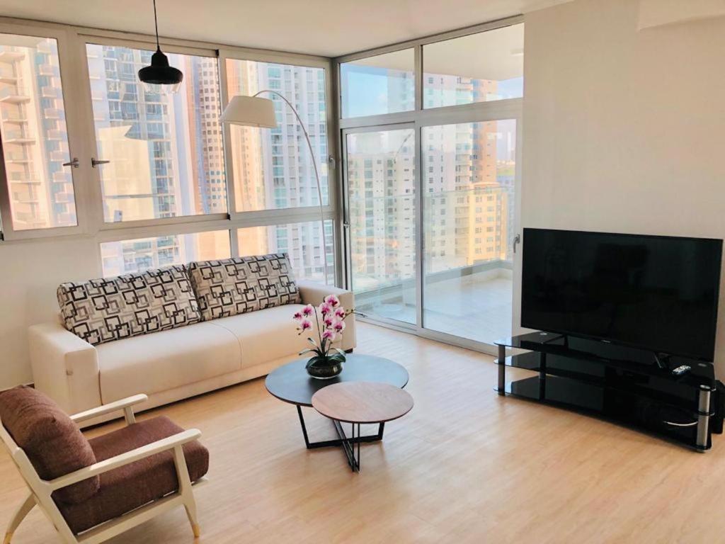 Televisyen dan/atau pusat hiburan di Delightful Ocean View Apartment - PH Quartier Del Mar