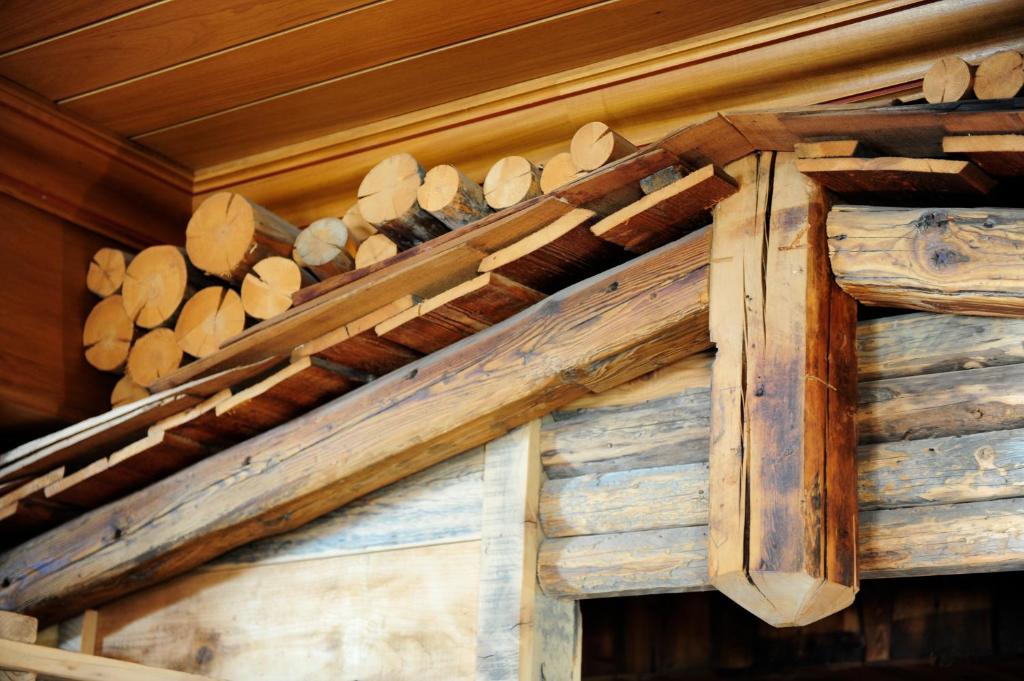a wooden roof of a log cabin with logs at Hotel Le Portillo in Val Thorens