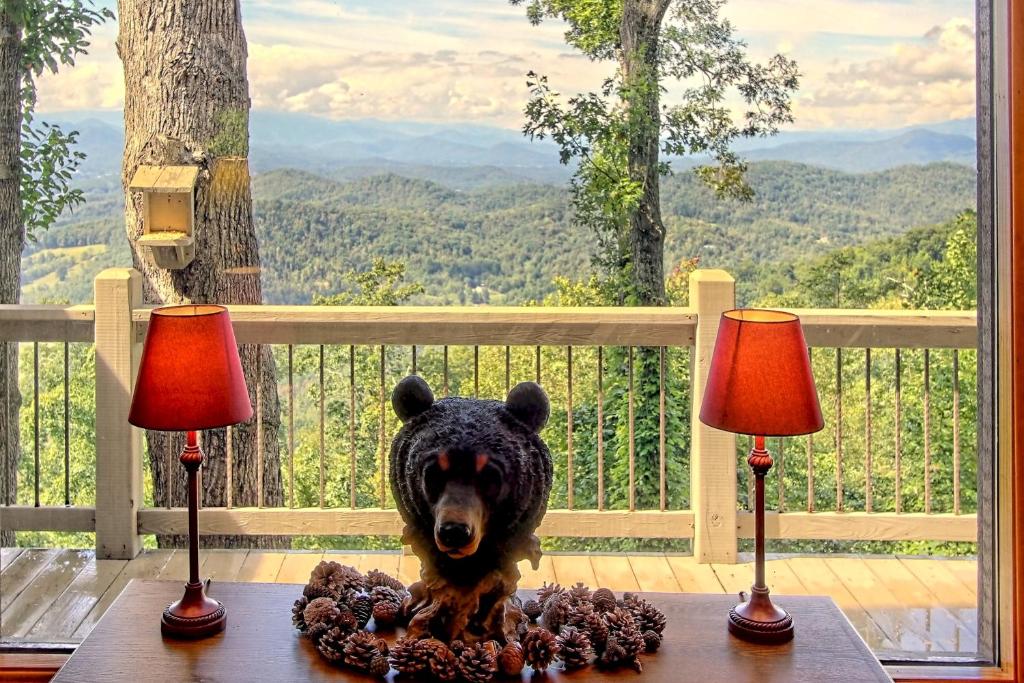 uma estátua de um urso sentado numa mesa com duas lâmpadas em Bear Paw Mountain Home Million Dollar Views- Sunset View Every Night em Franklin