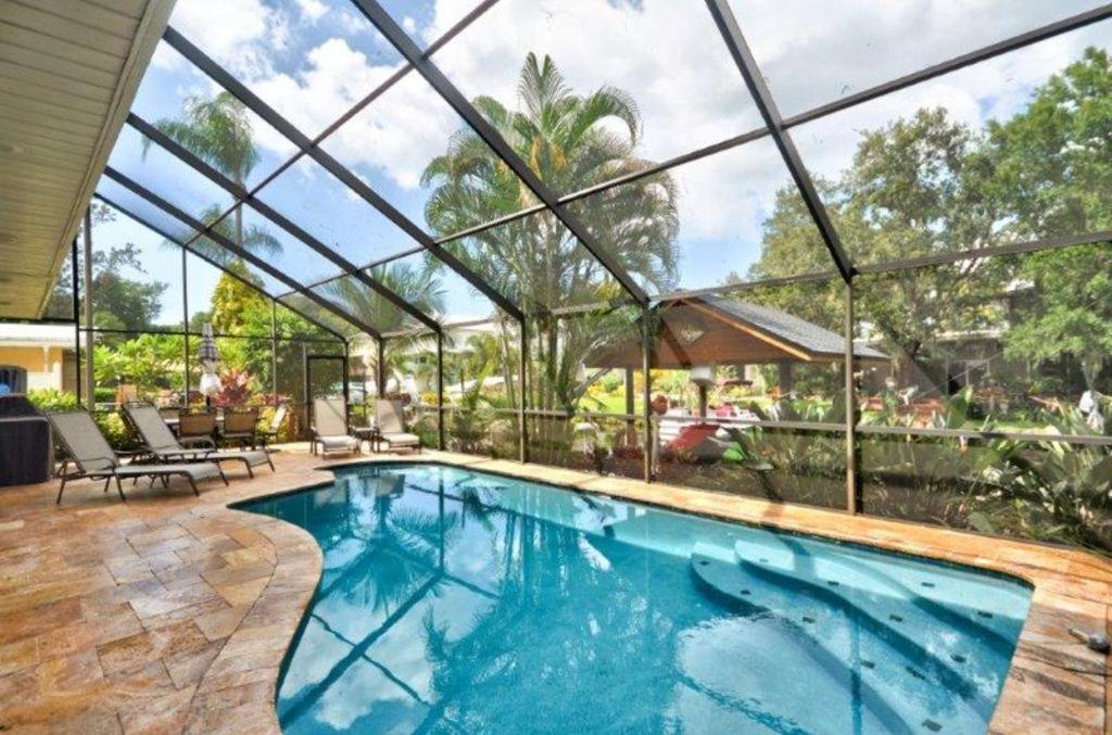 Lake Tarpon Executive Home 5BR 2 Kitchens 2 Laundry Rooms Million