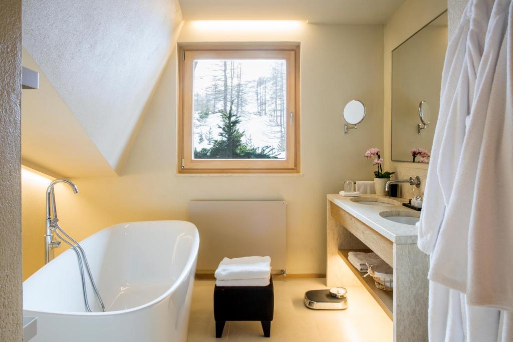Koupelna v ubytování Hotel Hermitage Relais & Châteaux