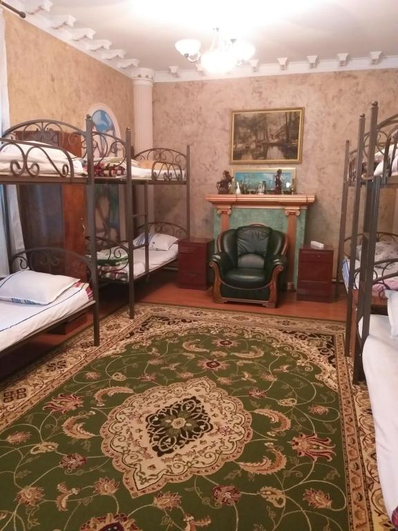 um quarto com 2 beliches e um tapete em ShymHostle em Shymkent