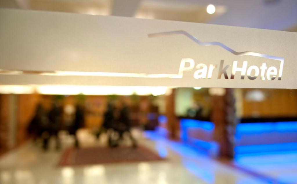 ein Schild, das Pan k Hotel in einem Gebäude liest in der Unterkunft Park Hotel Centro Congressi in Potenza