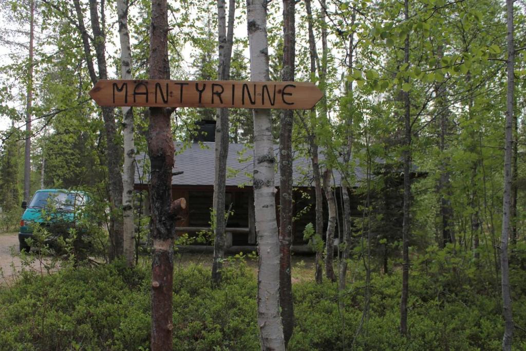 un cartello nel bosco vicino a una casa di Mäntyrinne a Syöte