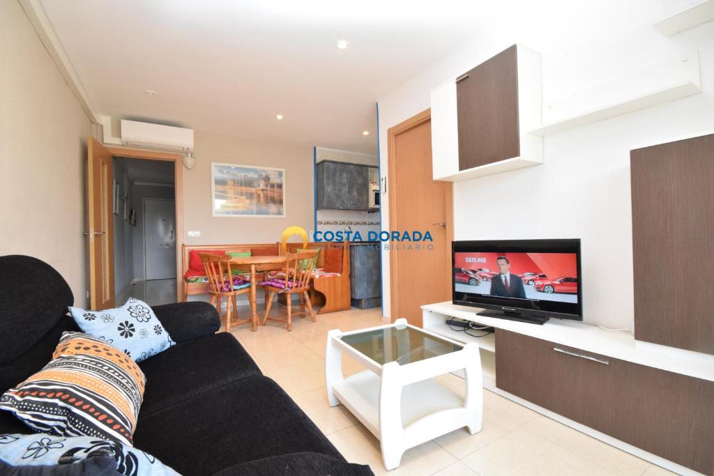 Televízia a/alebo spoločenská miestnosť v ubytovaní GICD LA PALMERA