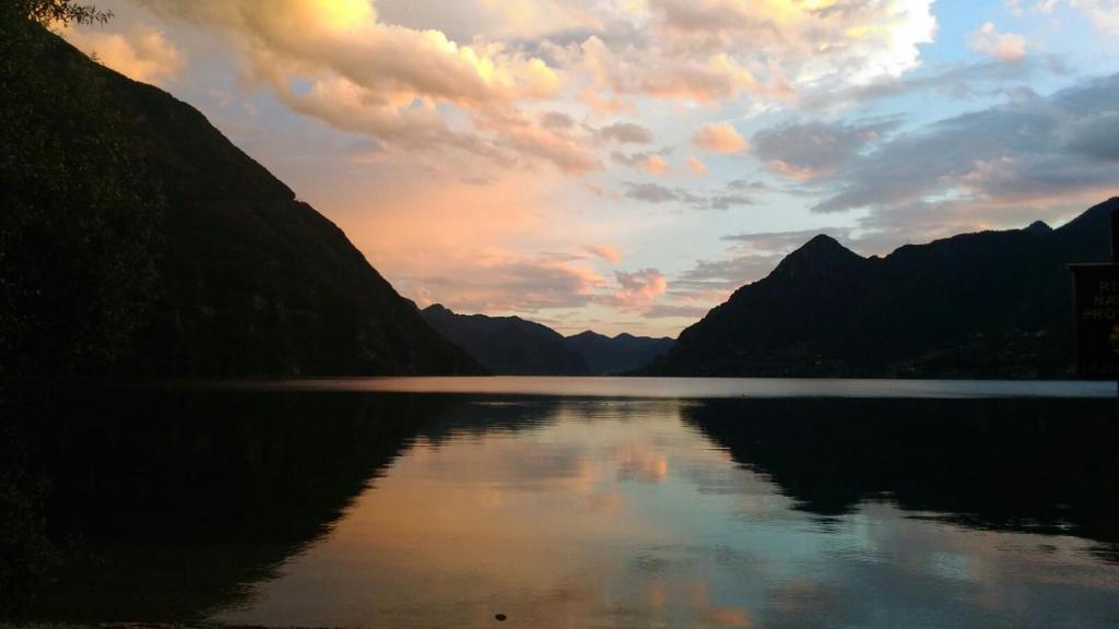 a view of a mountain lake at sunset at La Quiete in Ponte Caffaro