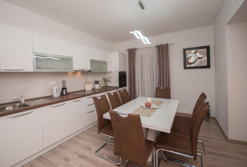 Kuchyňa alebo kuchynka v ubytovaní Red Sunset Apartments