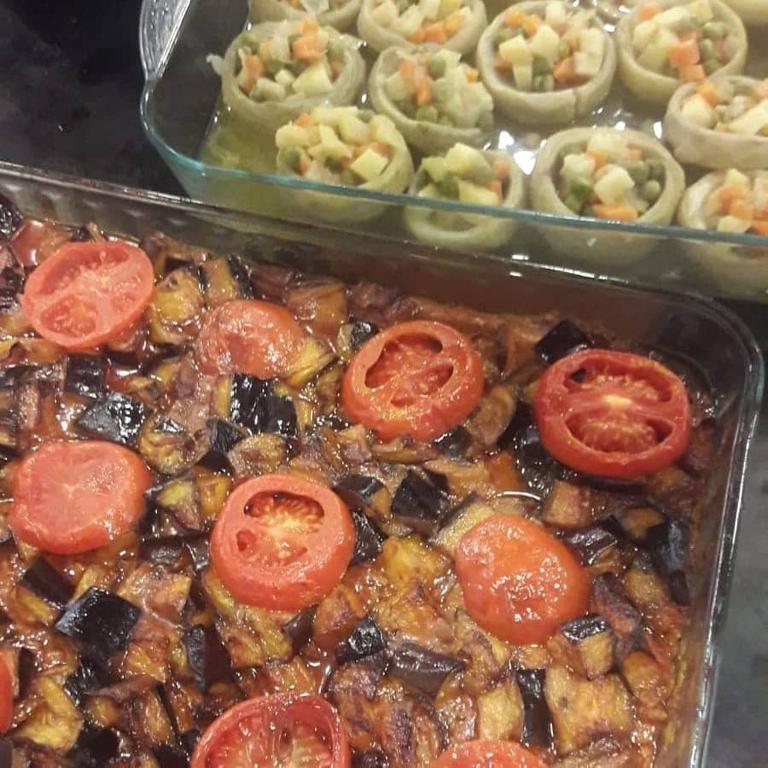 a tray of food with tomatoes and other foods at Yeşilyurt Residence in İzmir