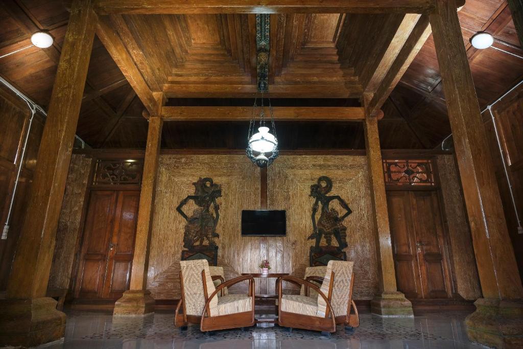 TV a/nebo společenská místnost v ubytování Kampoeng Joglo Boutique Hotel