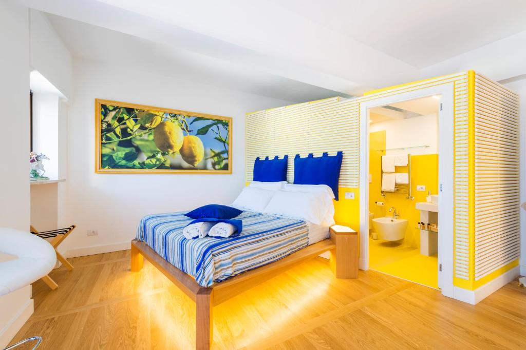 una camera con letto blu e giallo di Luiselle Charming Accommodation Sorrento City Center a Sorrento