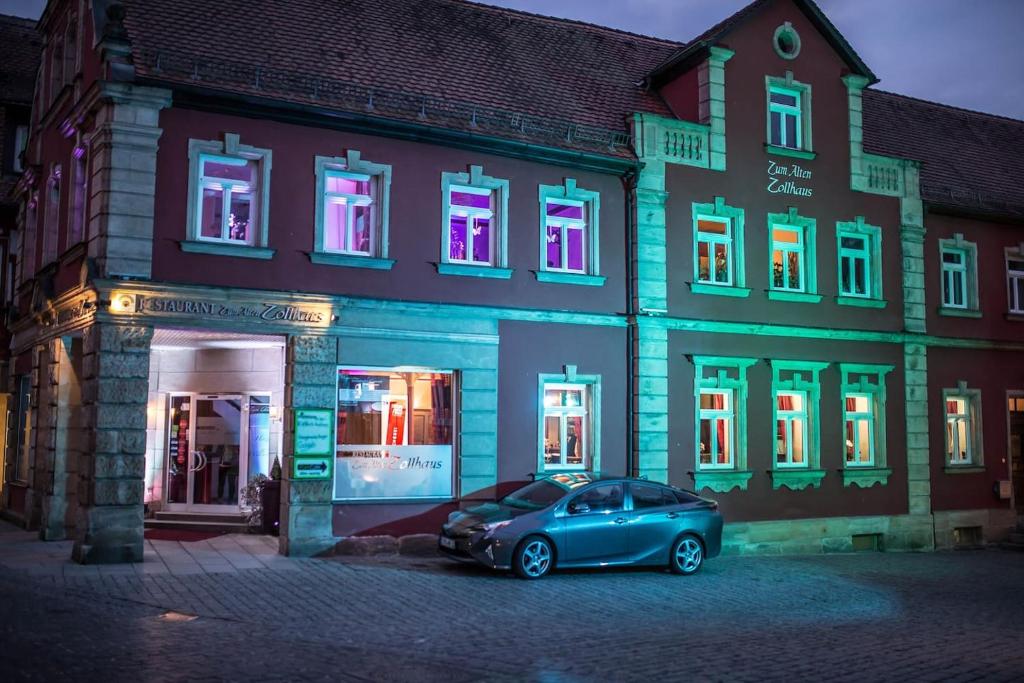 une voiture bleue garée devant un bâtiment dans l'établissement Stadt Land Fluss first Apartments by Zollhaus, à Forchheim