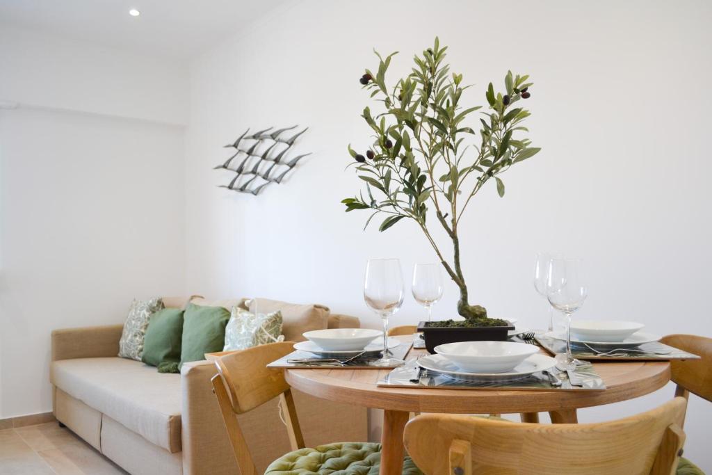 a living room with a table and a couch at Belém River Apartment R/C in Lisbon