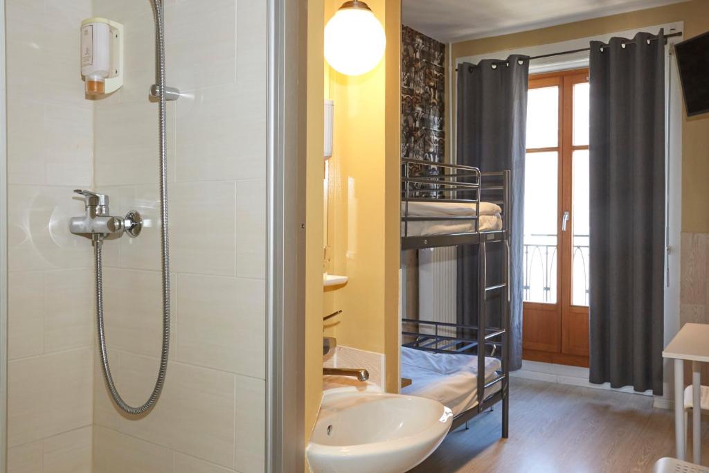 baño con lavabo y litera en Hotel Central, en Ginebra