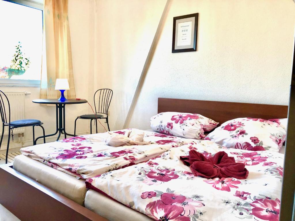 ein Bett mit Blumen darauf in einem Schlafzimmer in der Unterkunft #WORLD Monteurzimmer in Schkeuditz
