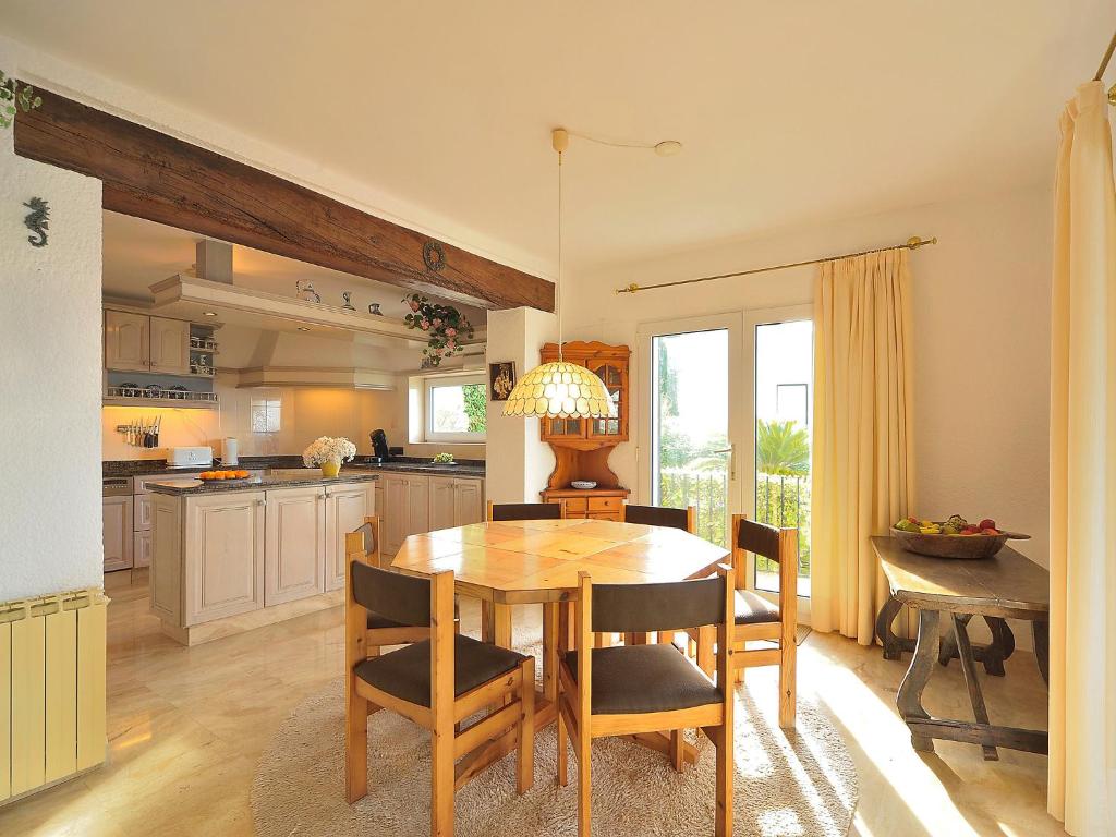 A kitchen or kitchenette at Villa Vista Panorama by Interhome