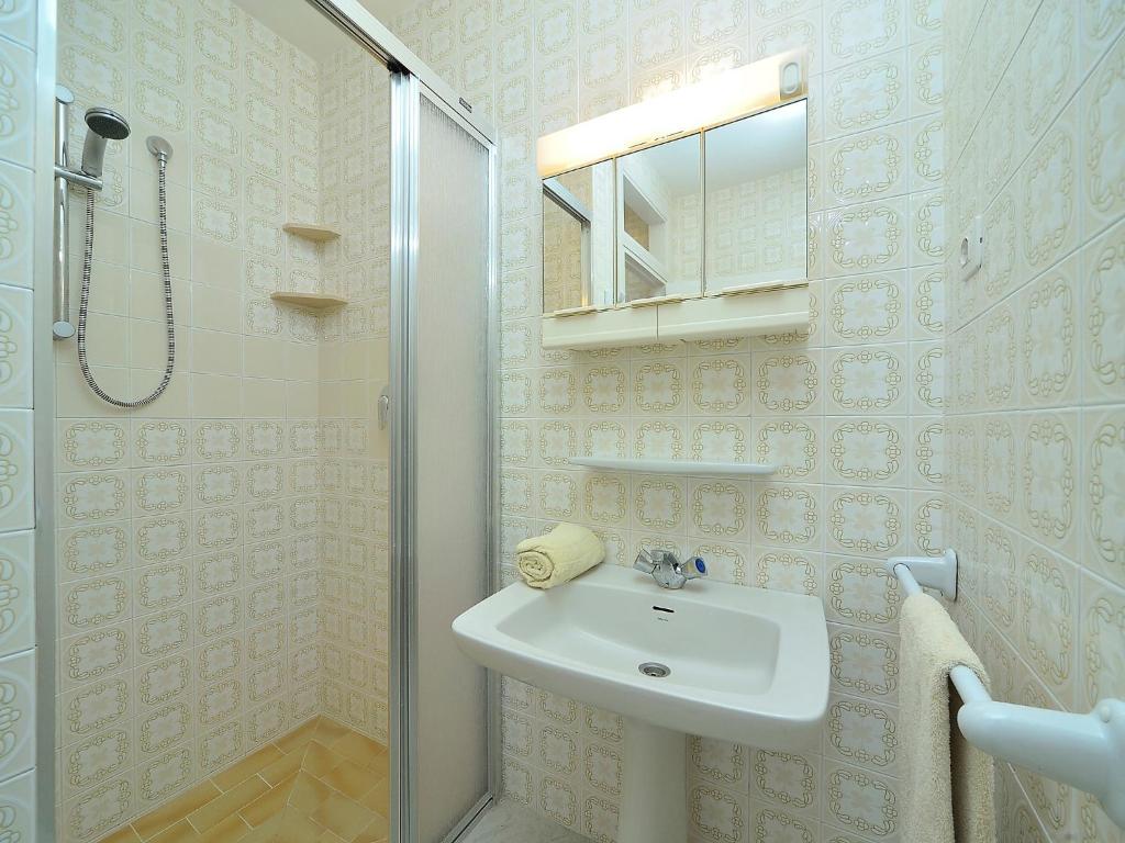 A bathroom at Villa Vista Panorama by Interhome