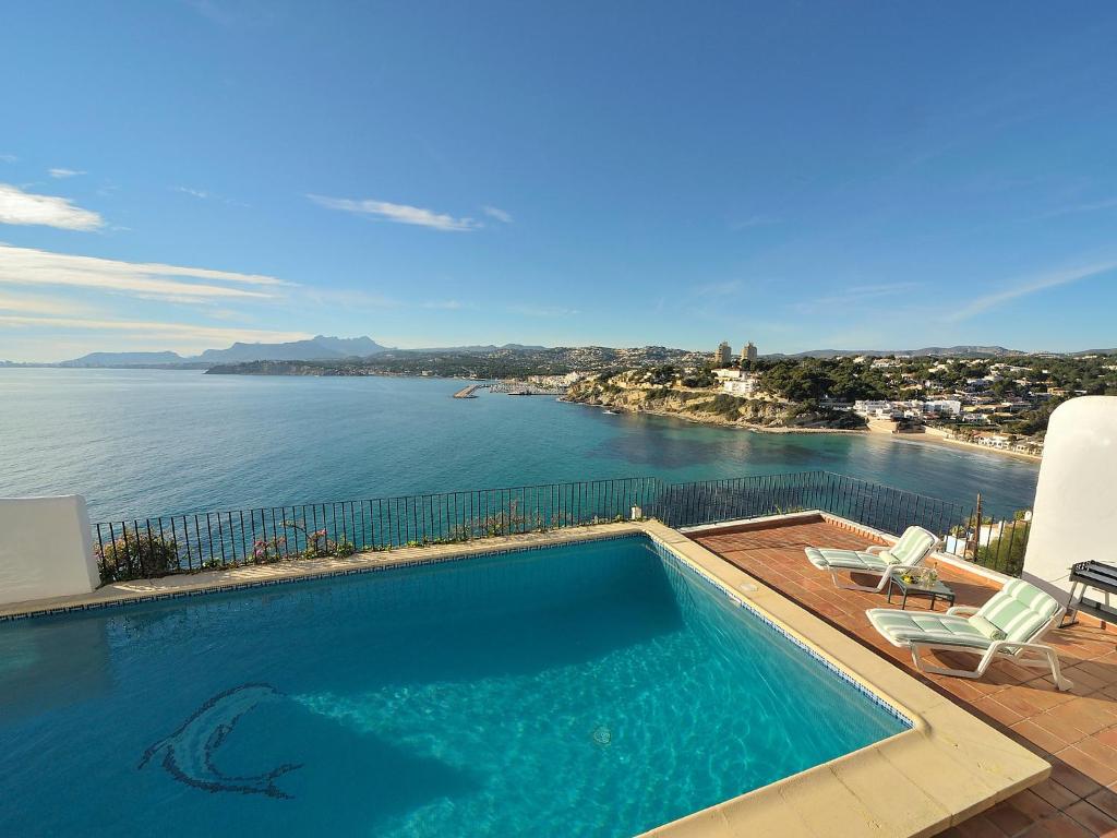 The swimming pool at or close to Villa Vista Panorama by Interhome