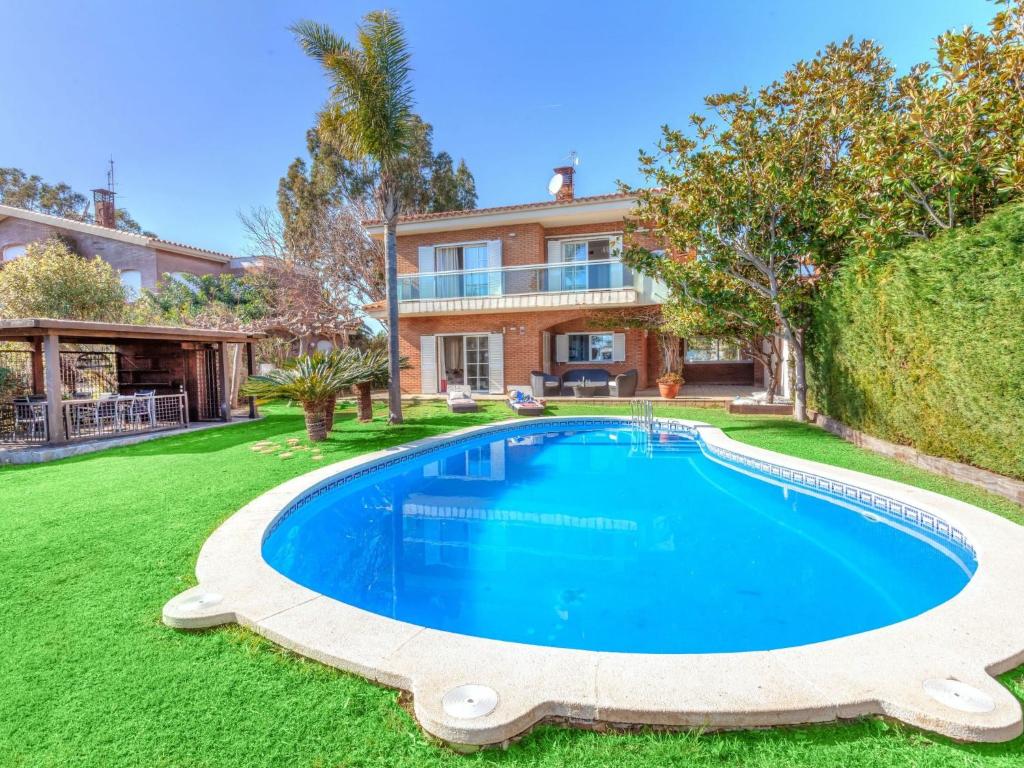 uma imagem de uma piscina em frente a uma casa em Villa Cala Vidre B by Interhome em Les tres Cales