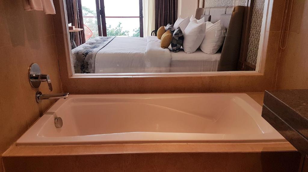 Postel nebo postele na pokoji v ubytování Louis Kienne Resort Senggigi