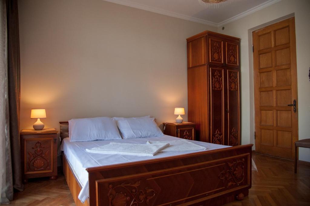Postel nebo postele na pokoji v ubytování Cozy Guest House in Old Batumi