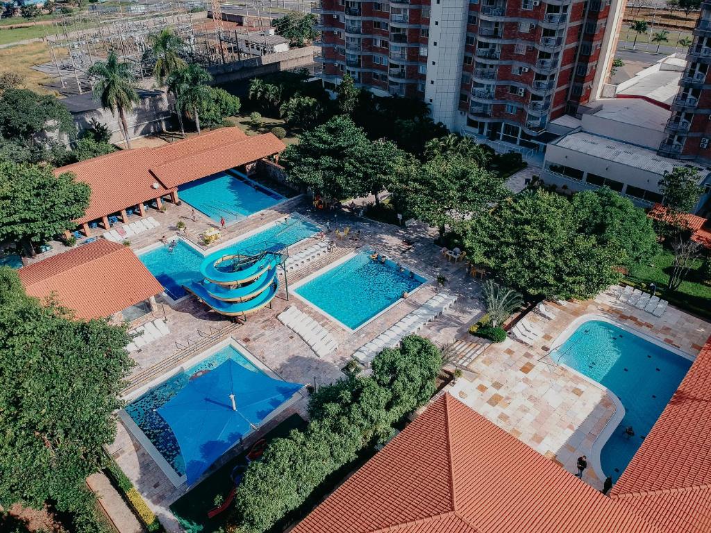 een uitzicht over twee zwembaden in een resort bij Império Romano Thermas - BVTUR in Caldas Novas