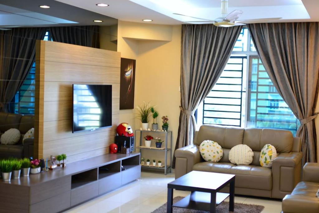 sala de estar con sofá y TV en The Collector at Bayu Puteri Mid Valley 2 mins drive en Johor Bahru