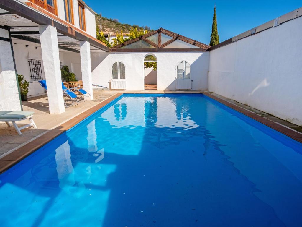 - une piscine d'eau bleue dans une maison dans l'établissement Holiday Home Nina Celi by Interhome, à Zagrilla