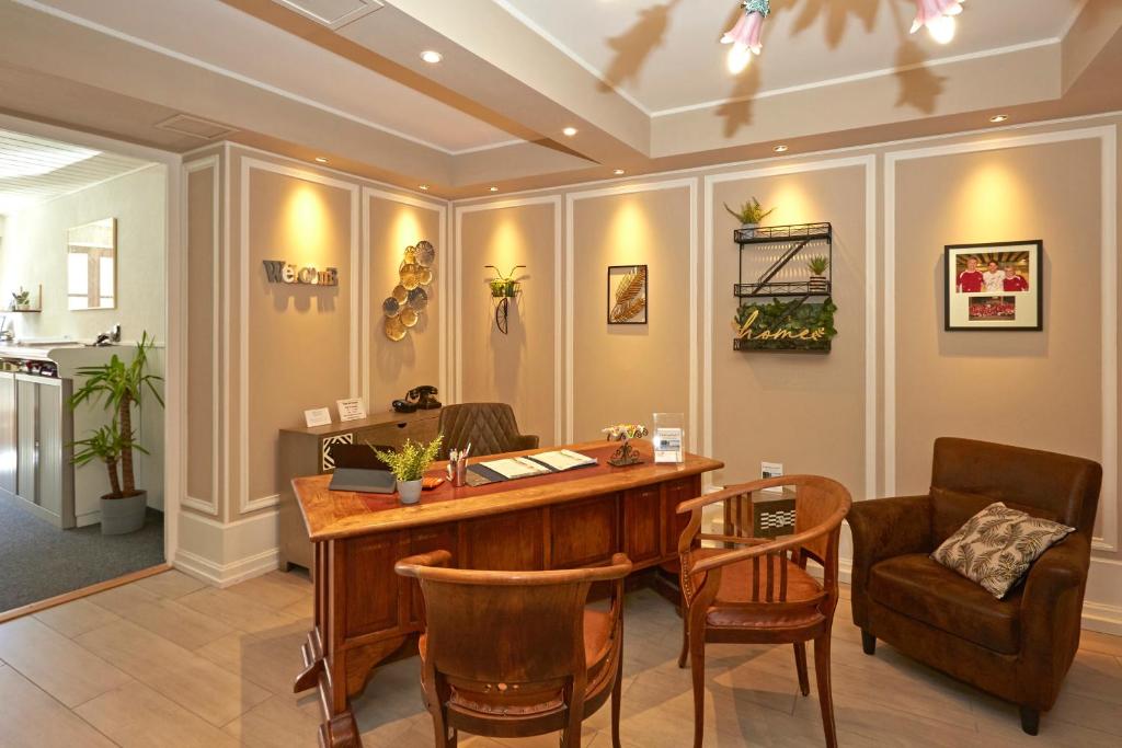 una oficina con escritorio, sillas y mesa en Hotel Central, en Ginebra