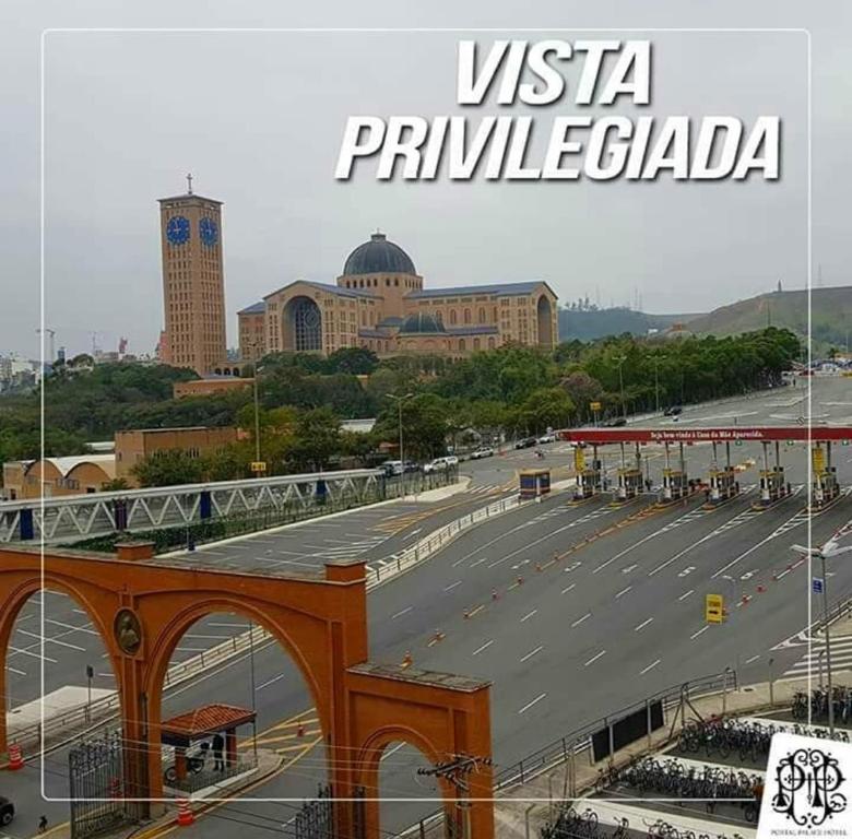 - une vue sur un parking dans une ville dans l'établissement Portal Palace Hotel, à Aparecida