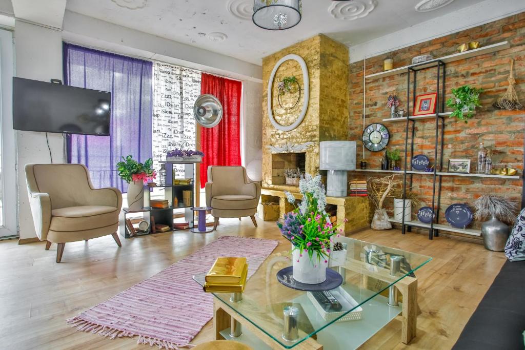 uma sala de estar com uma parede de tijolos em New Wave em Grigoleti