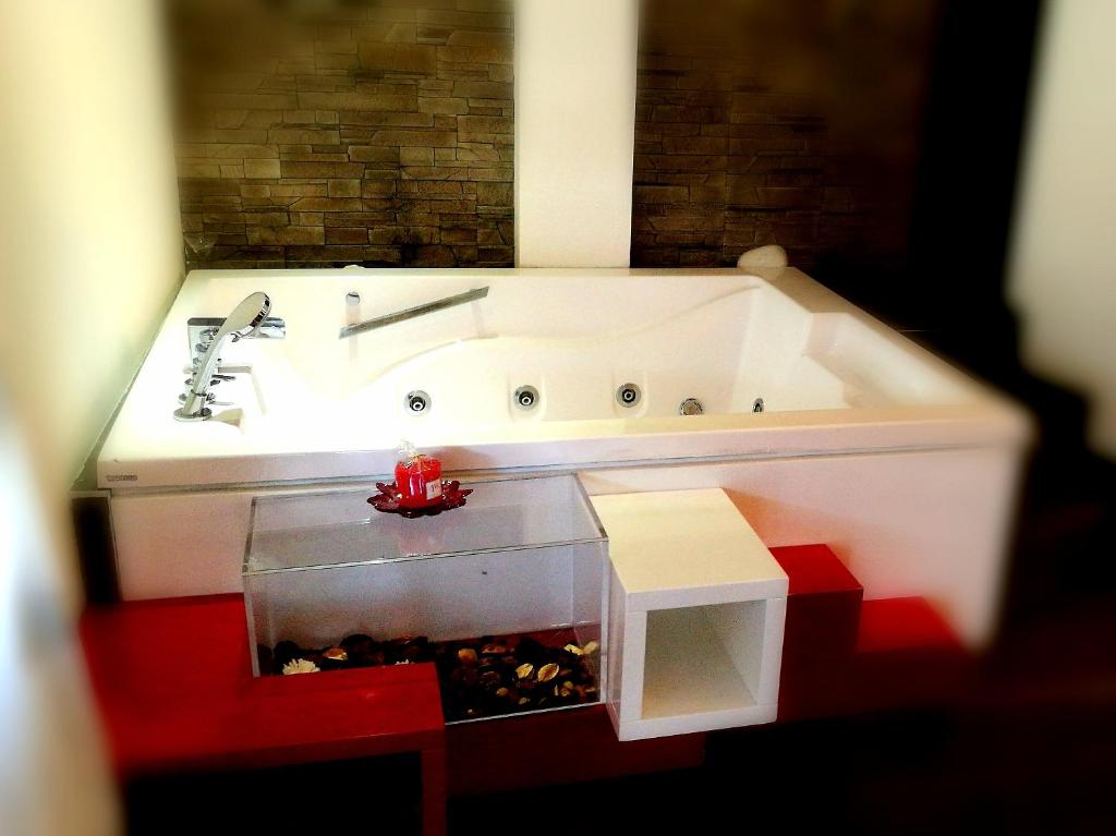 een lego badkamer met een wastafel en een rode vloer bij Caos Calmo in Rome